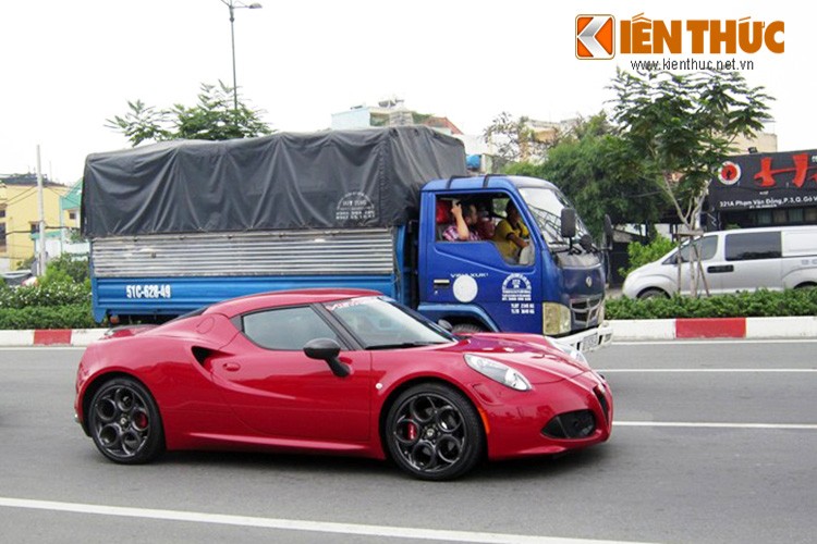 Sieu xe Alfa Romeo 4C doc nhat Viet Nam lan dau lan banh